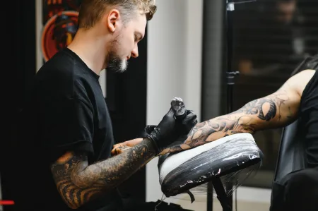 Ergonomické vybavení pro tatéry: Tetuj bez bolesti, seď jako profík