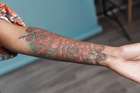 Proč nabízet roční follow-up v tattoo studiu
